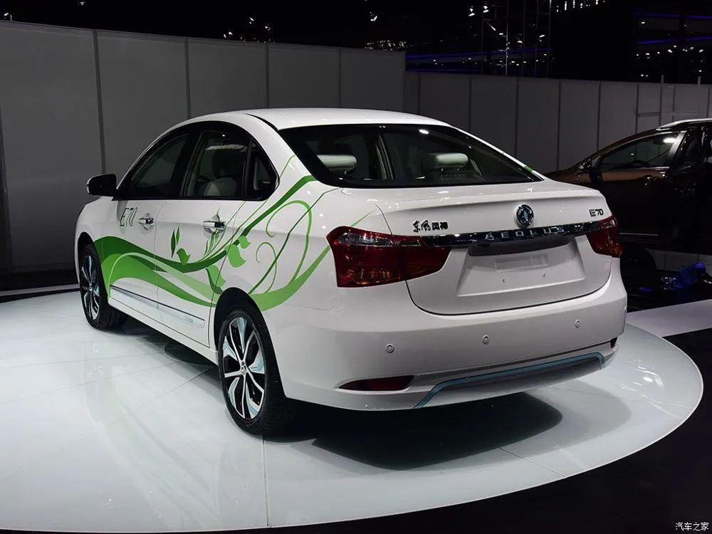high quality more than 400km range  fast and slow charging 4 doors 5 seats automatic eu-certified electric car  adult