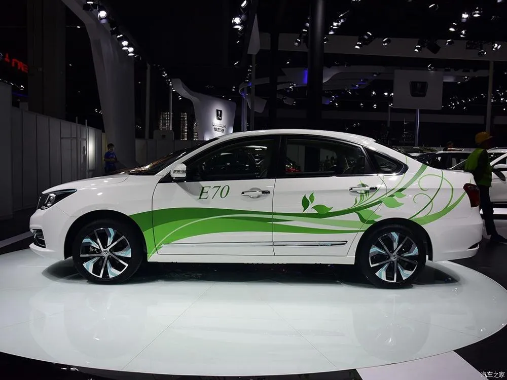 high quality more than 400km range  fast and slow charging 4 doors 5 seats automatic eu-certified electric car  adult
