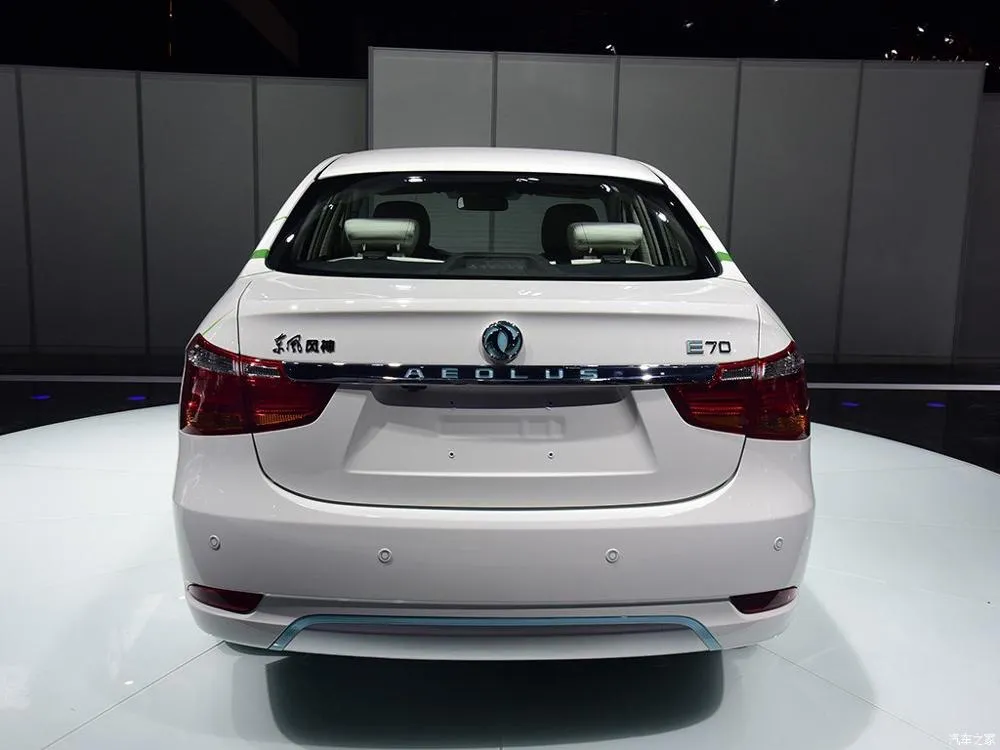 high quality more than 400km range  fast and slow charging 4 doors 5 seats automatic eu-certified electric car  adult